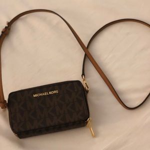 Michael Kors crossbody purse/wallet
